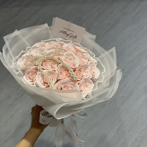 【ハンドメイド】豪華ティアラ付き グリッターローズ 花束 20本（ホワイト） プレゼント・推し活におすすめ「話題をつくる花屋」のグリッターローズ