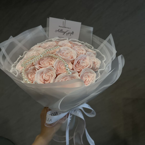 プレゼント・推し活におすすめ「話題をつくる花屋」のグリッターローズ