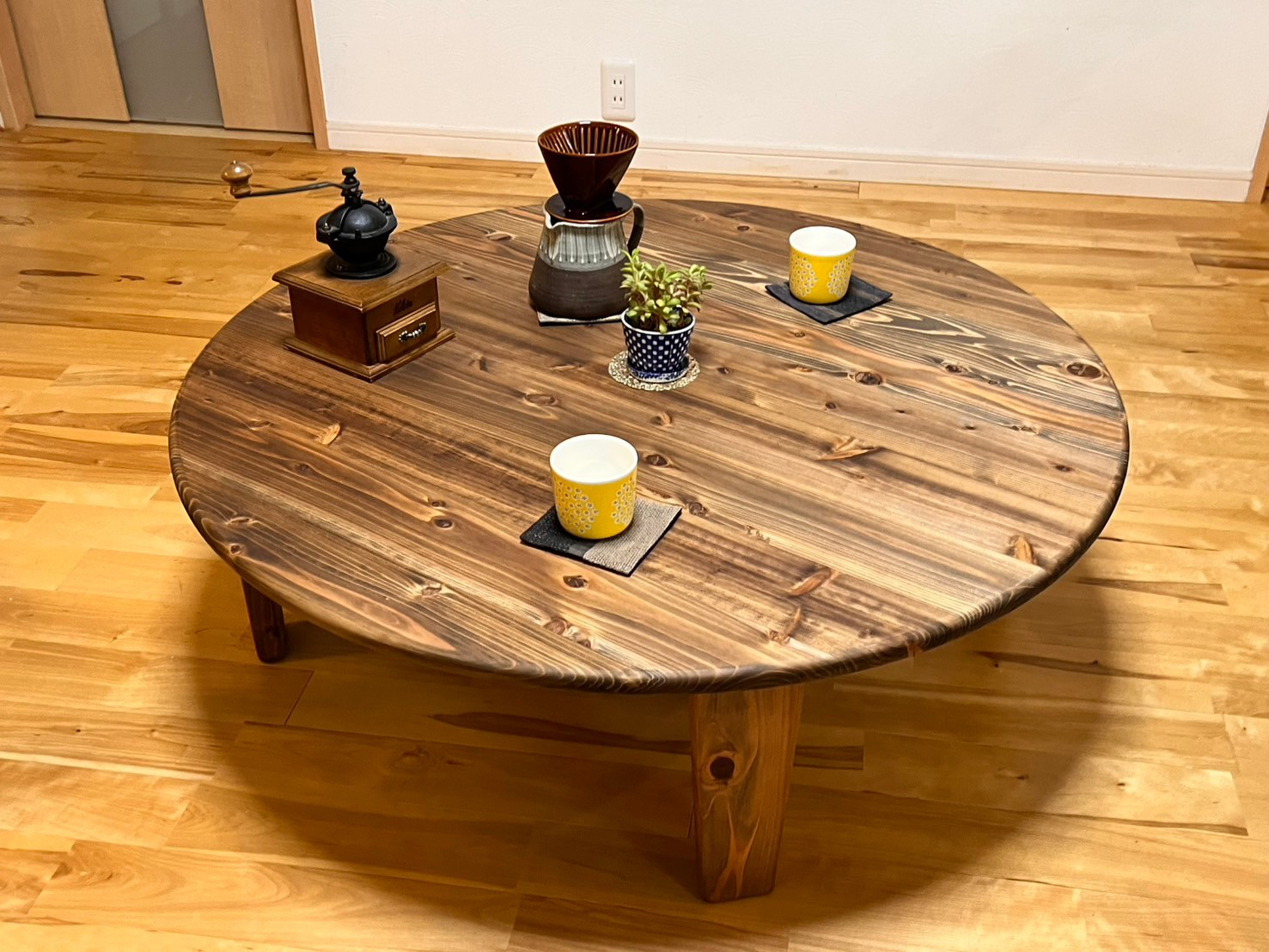 【つい触りたくなる国産杉の折り畳みちゃぶ台】直径90㎝　角が丸い　エボニー色（木製脚）【サイズカラーオーダー可】