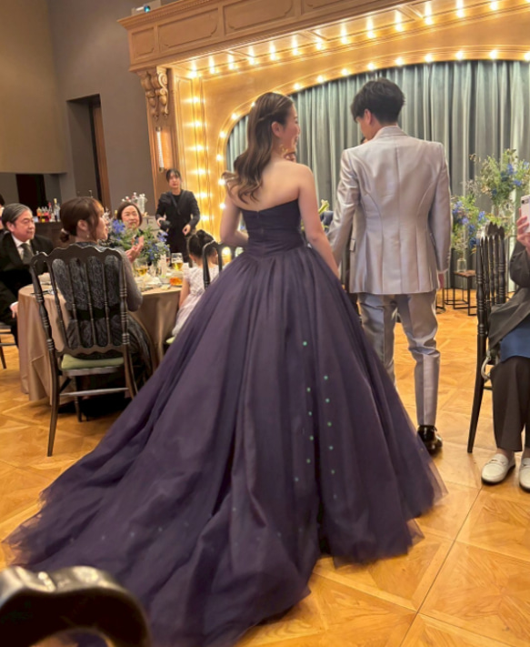 実例写真！カラードレス ネイビー ベアトップ 柔らかく重ねたチュール  