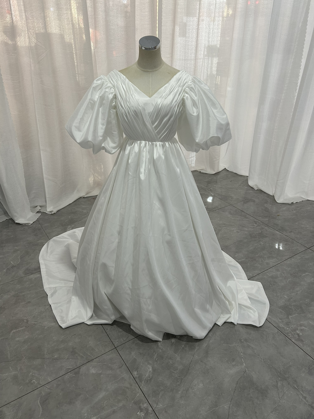 パーティードレス オフホワイト Vネック パフスリーブ 背中見せ ファスナー 二次会 29,887円