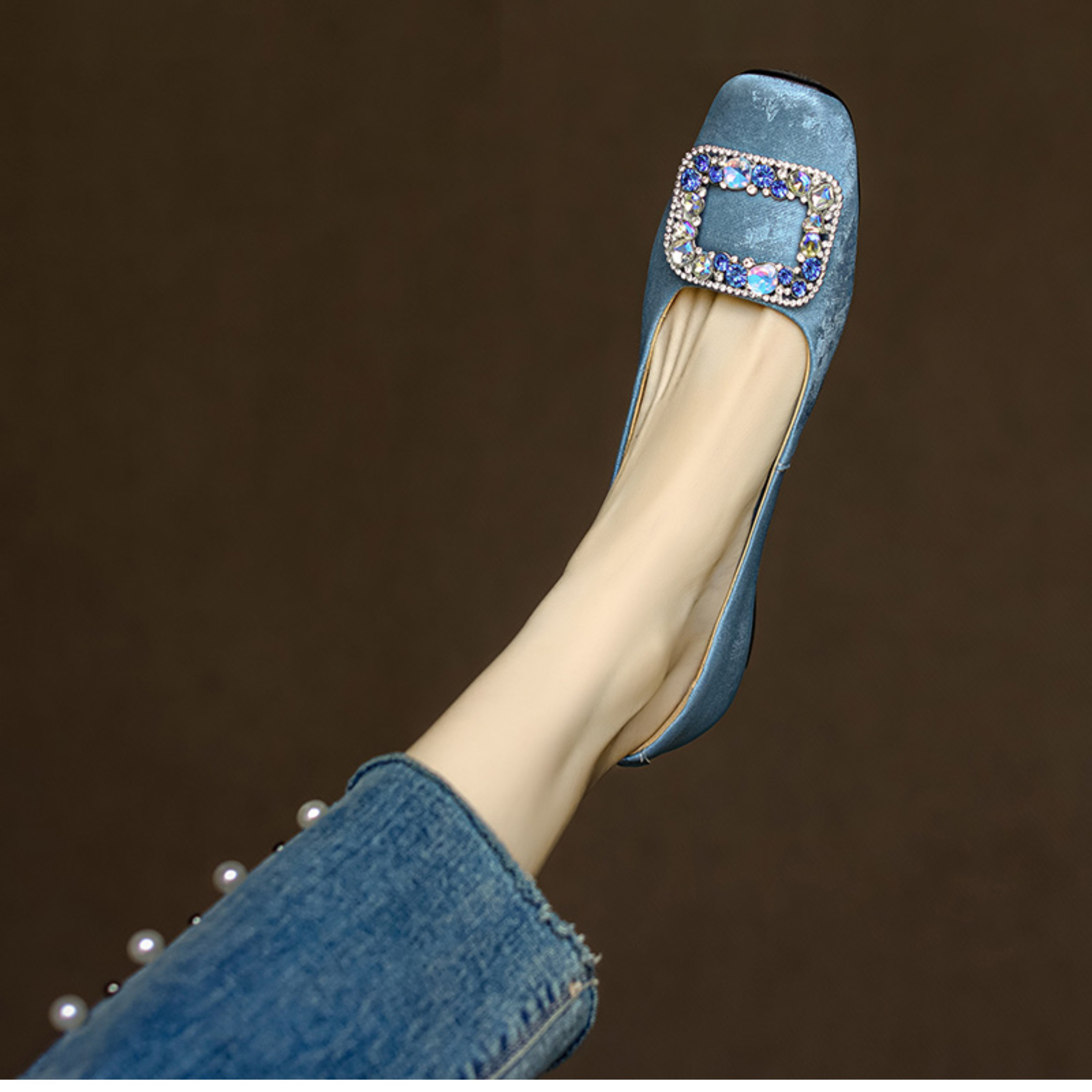 ベーシックなシルエットのパンプスにビジューパーツを施したヒールアップパンプス。パンプス 太めで安定感のあるヒール 本革