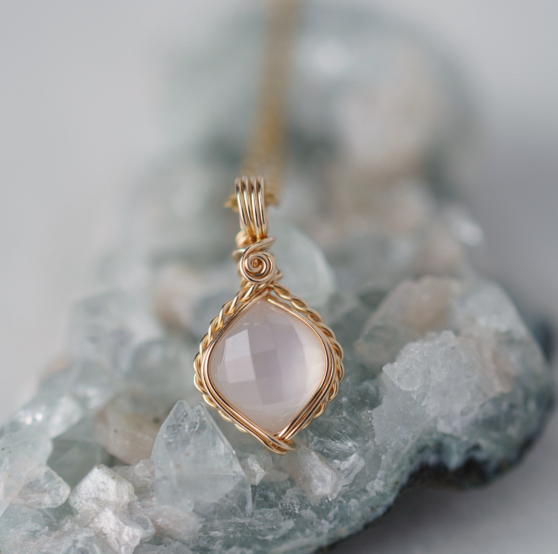 日常に馴染むシンプルデザイン 本物志向の天然石ネックレス  ローズクオーツと白蝶貝のペンダントトップ