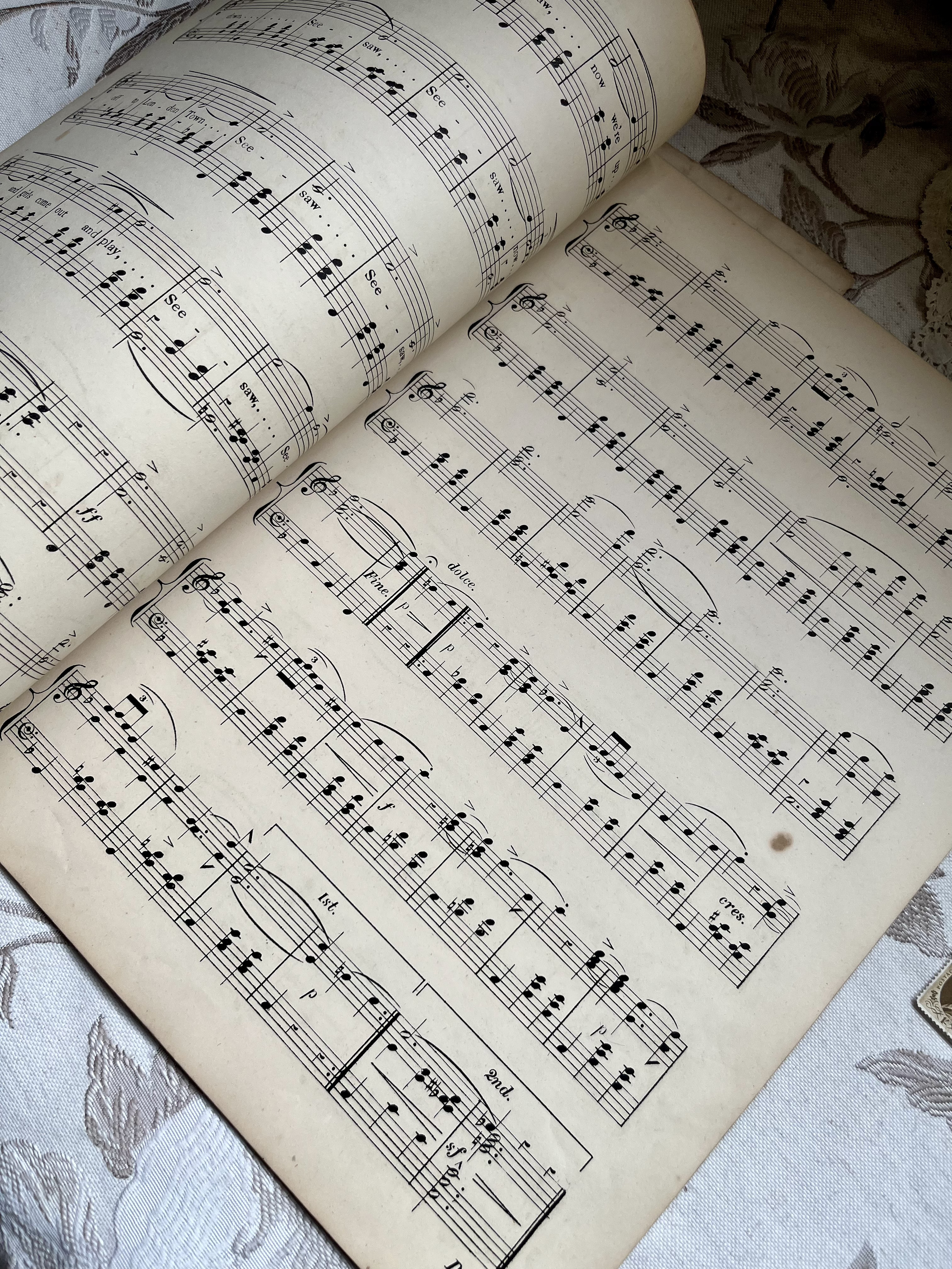 英国で出会った♪1880年代 アンティークの大判の楽譜　「SEE-SAW WALTZ 」8枚16ページ