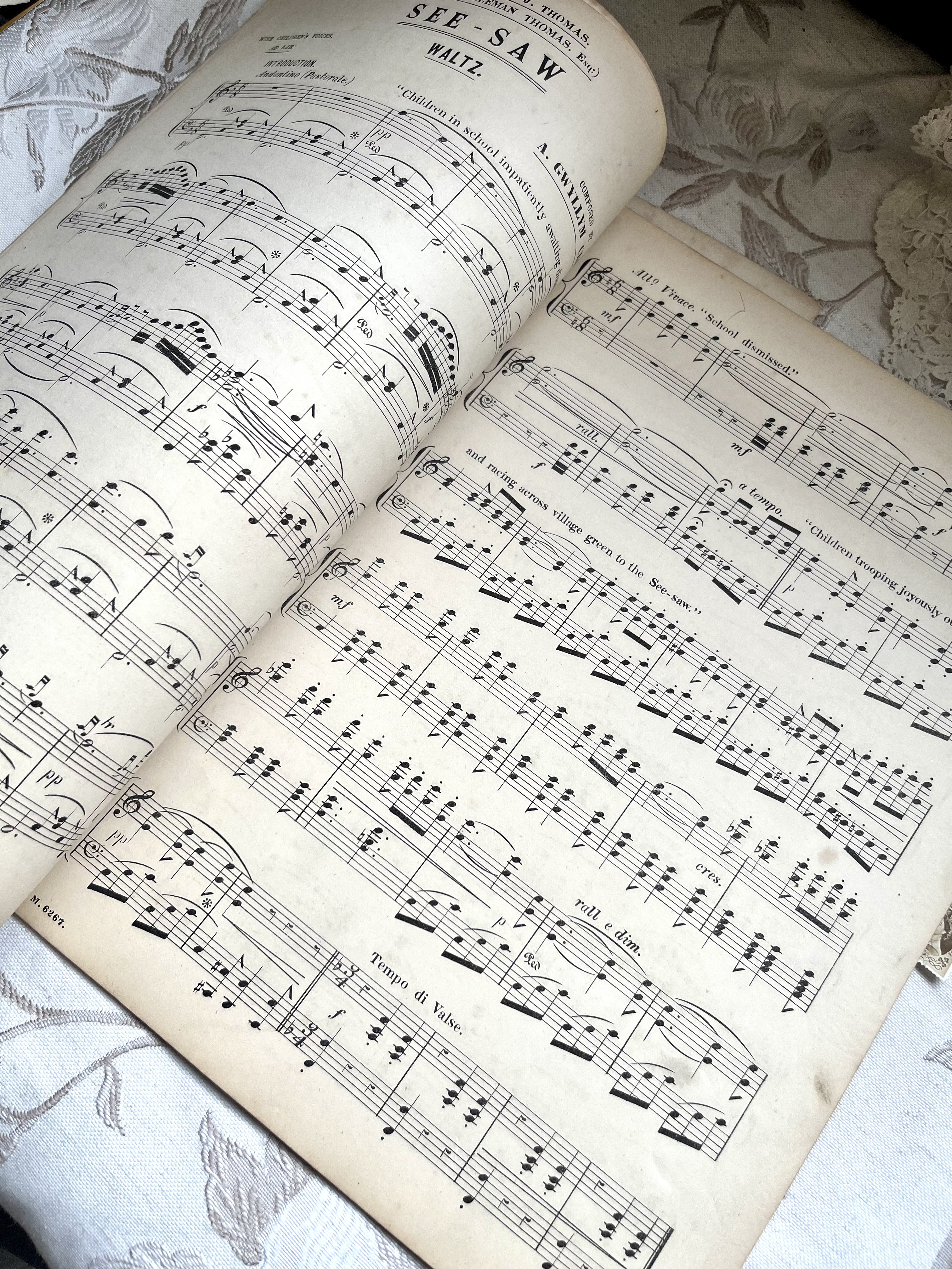 英国で出会った♪1880年代 アンティークの大判の楽譜　「SEE-SAW WALTZ 」8枚16ページ