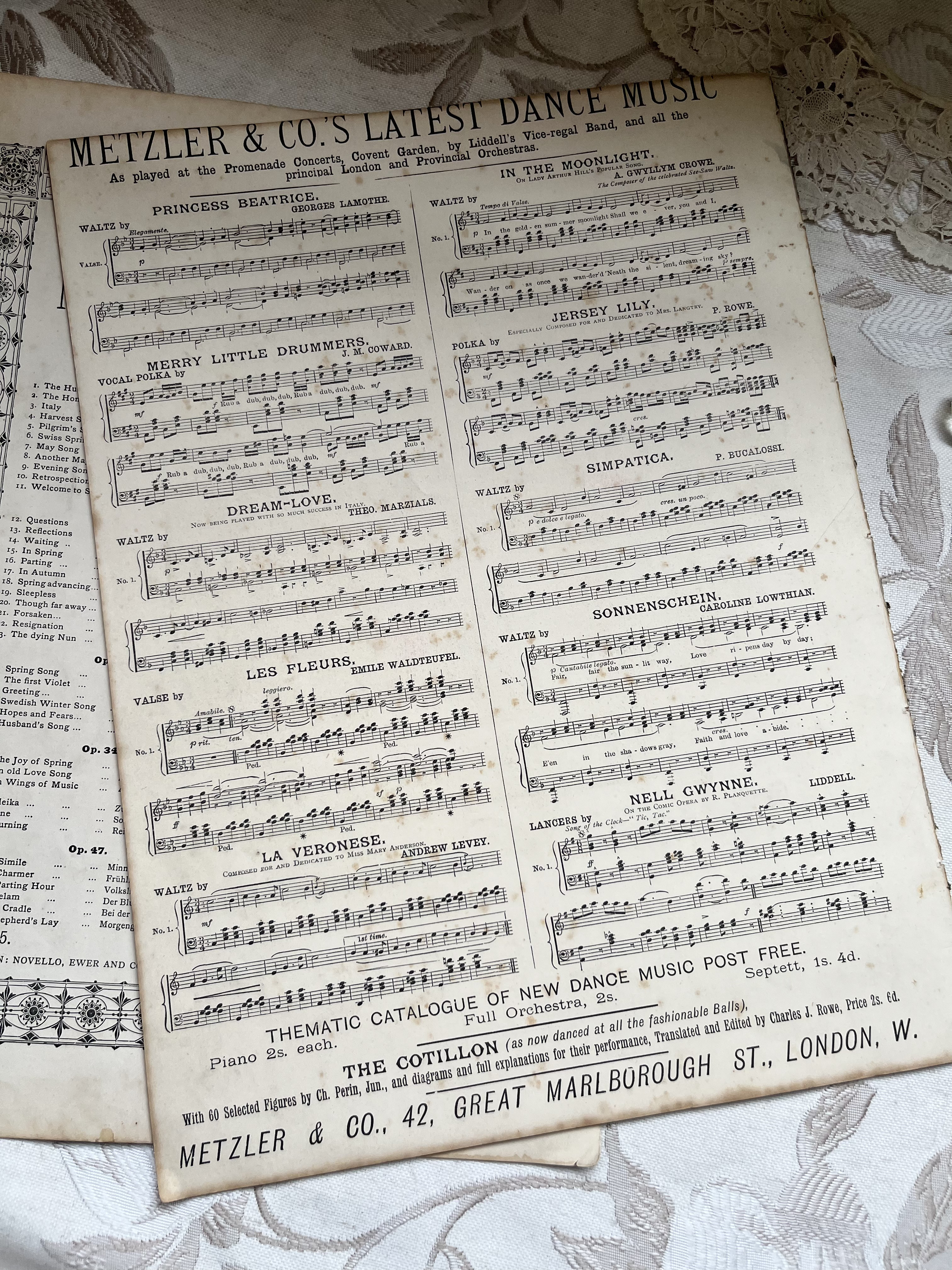 英国で出会った♪1880年代 アンティークの大判の楽譜　「SEE-SAW WALTZ 」8枚16ページ