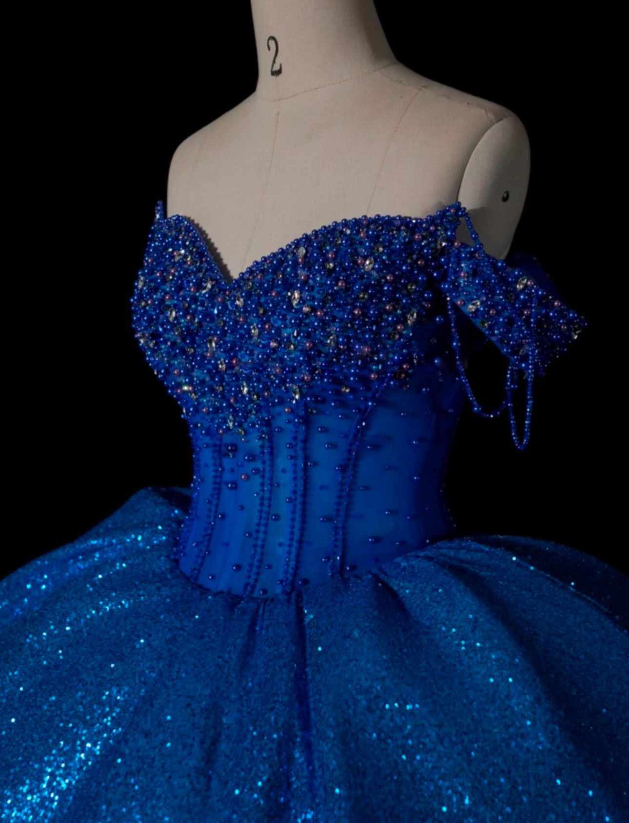 瑠璃色　二の腕を隠せる　ウェディングドレス　たっぷりビーズ　ブルー　高品質保証　激安前撮り写真屋スナジオ　ブライダル花嫁