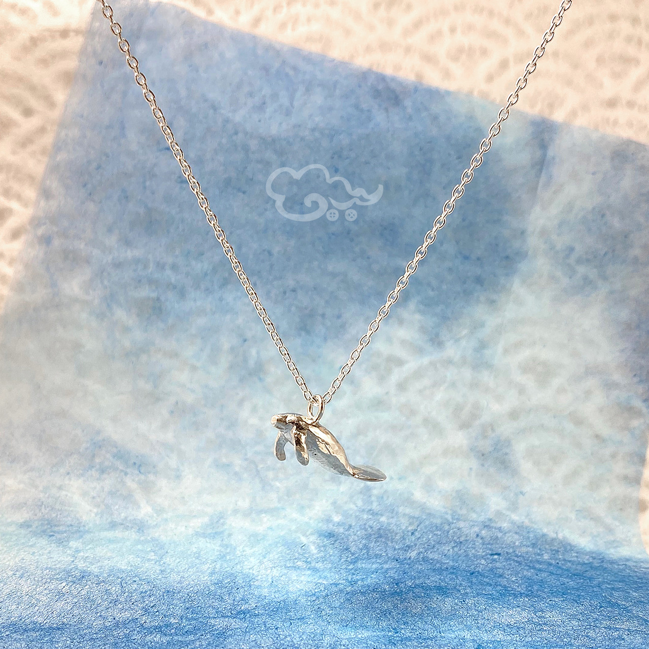 進化と多様性：マナティーのペンダント