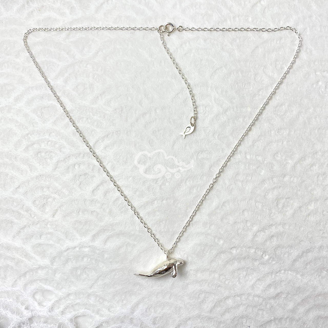 進化と多様性：マナティーのペンダント