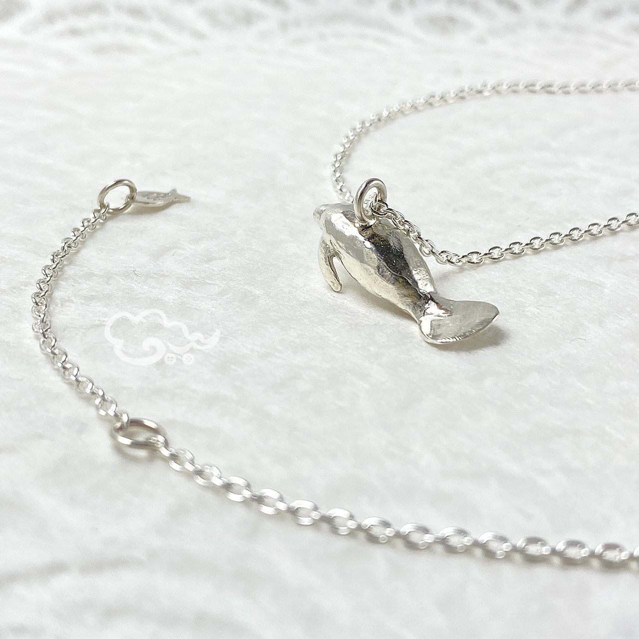 進化と多様性：マナティーのペンダント