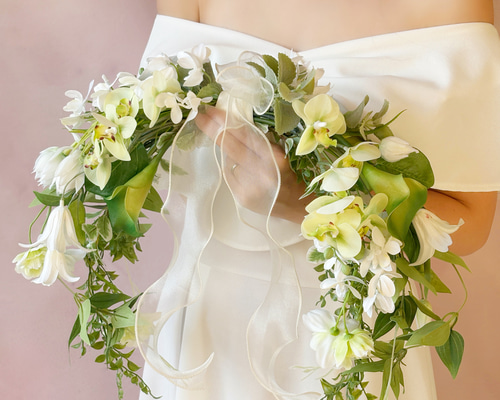 胡蝶蘭とカラーリリーのバレリーナブーケ/ウェディングブーケ/ホテル