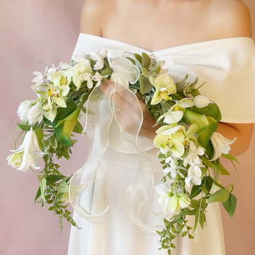 胡蝶蘭とカラーリリーのバレリーナブーケ/ウェディングブーケ/ホテル