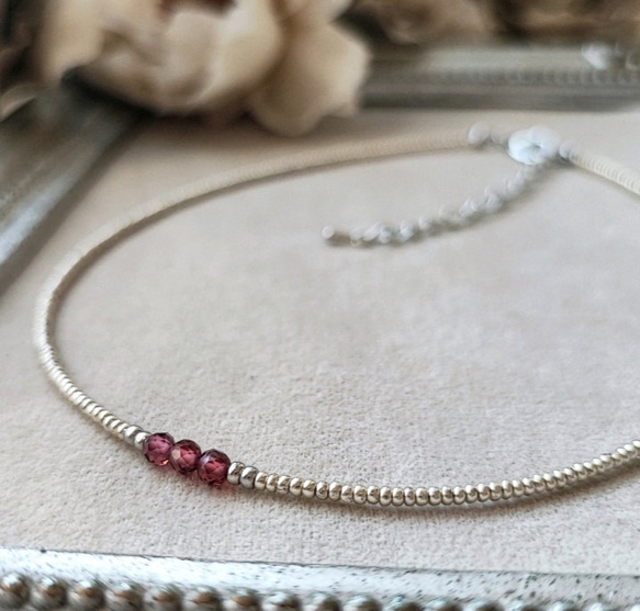 とても小さなシャンパンガーネットの３粒チョーカー（マグネット金具へ変更可能です） 1枚目の画像