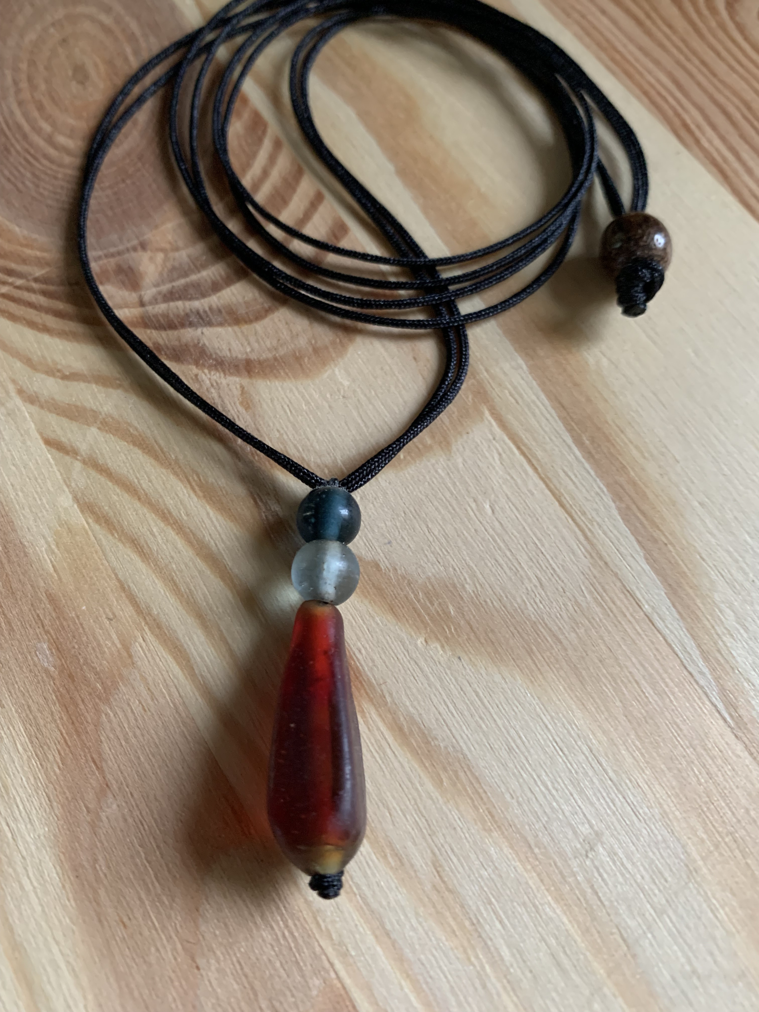 年代物インド・ナガ族のアンティークビーズ お紐仕立てネックレス