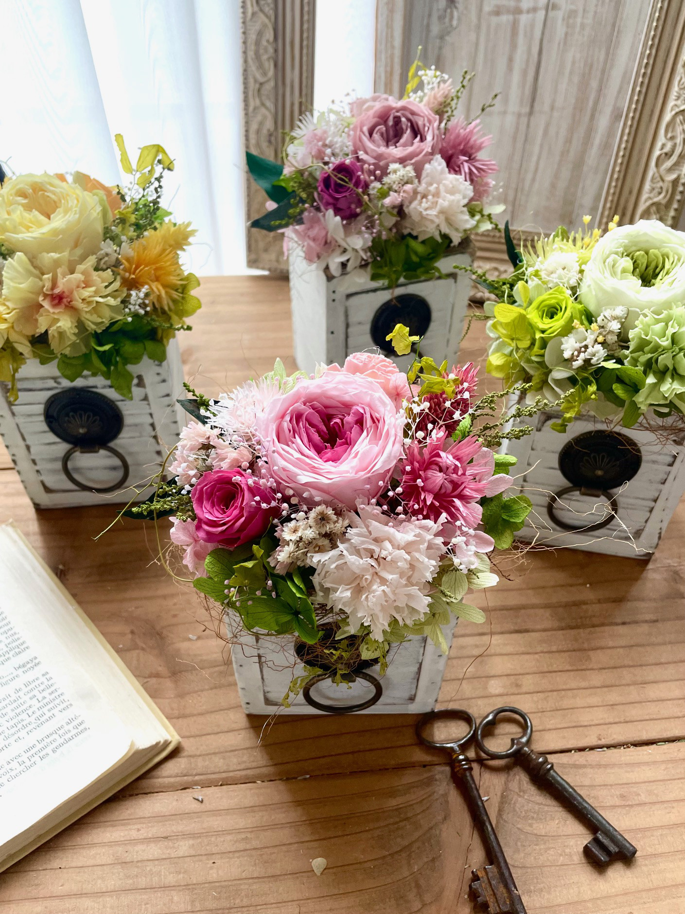 【送料無料】ドアノッカー付きウッドプランターのアレンジ ♡ （プリザーブドフラワー）母の日