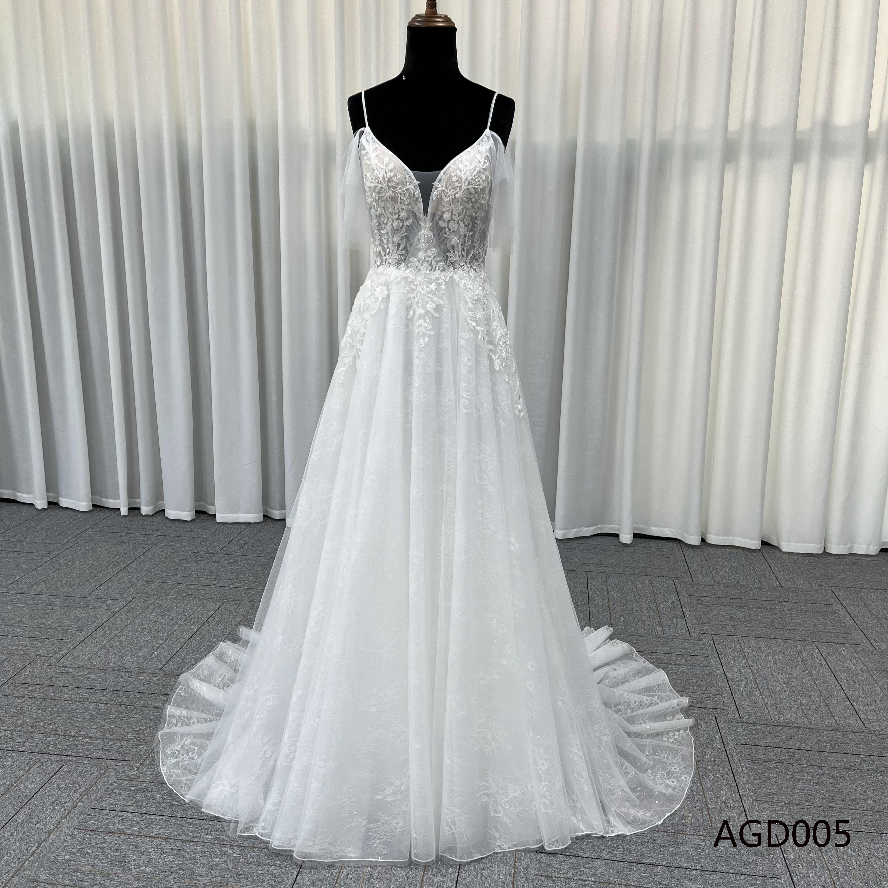 シンプル　背中空き　サイズオーダー　Aライン　優雅なシルエット　キラキラ　袖あり　二の腕を隠せる　上品　ブライダル結婚式