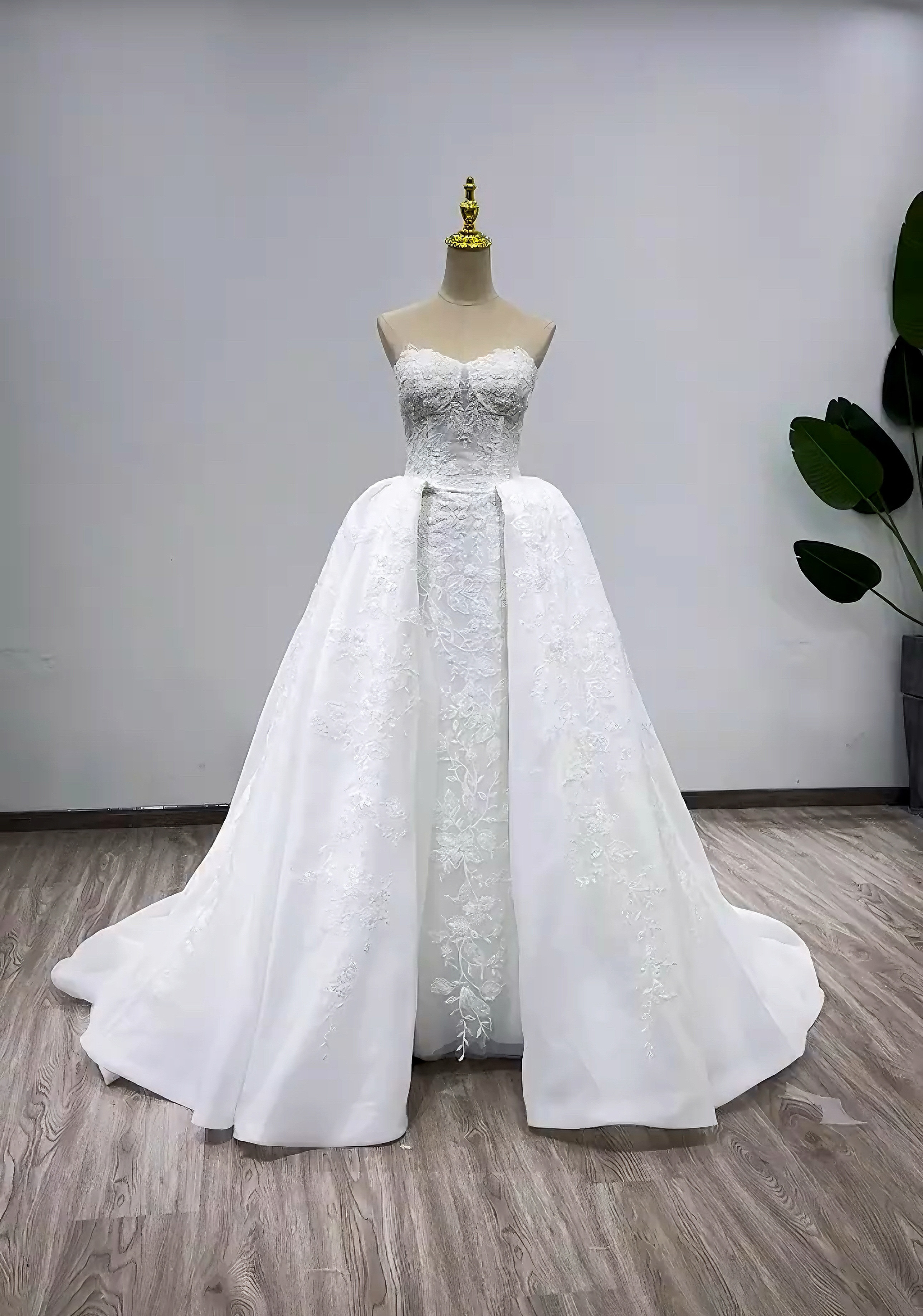 新作　袖無し　ビスチェライン　美しいレース　編みあげ　サイズオーダー　刺繍付き　トレーン　ブライダル　ウェディングドレス