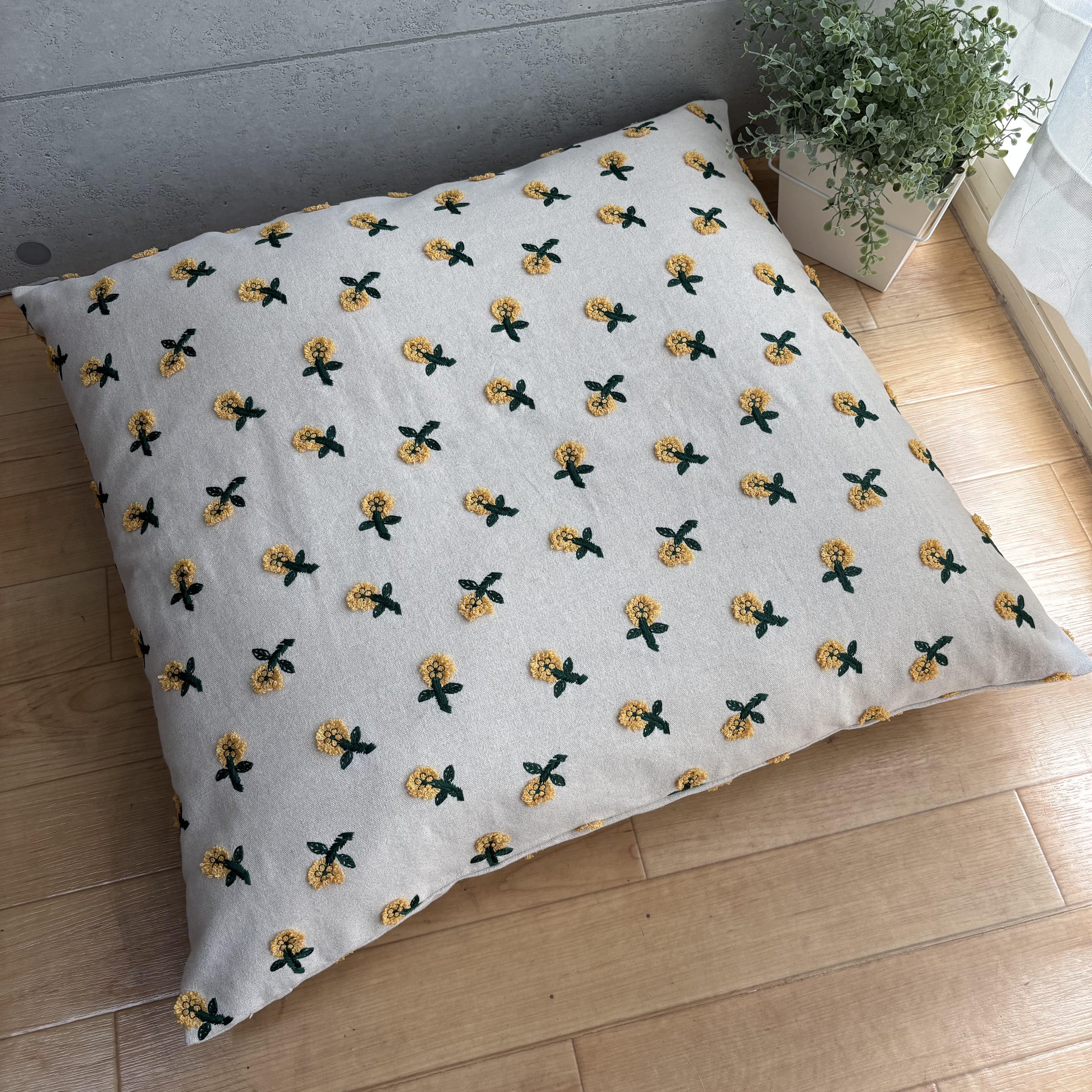 刺繍入り座布団カバー ブークレ刺繍のクッションカバー（クッションカバー/座布団