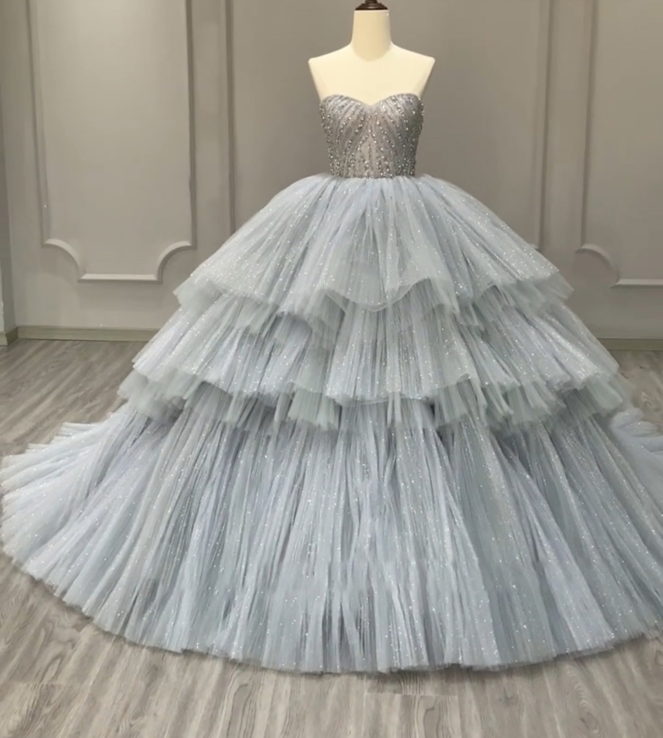 高級感溢れる　グレー　キラキラグッリター　多層チュール　ラメ入り　フレアスカート　チューブトップ成人式卒業式カラードレス