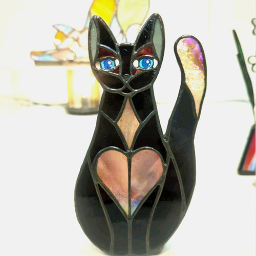 ステンドグラス、青い瞳の黒猫、パープルのハートが美しい、ねこの置物