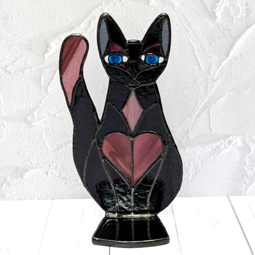 ステンドグラス、青い瞳の黒猫、パープルのハートが美しい、ねこの置物