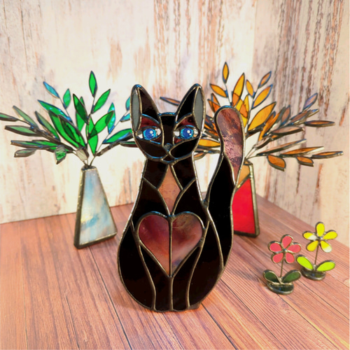 ステンドグラス、青い瞳の黒猫、パープルのハートが美しい、ね