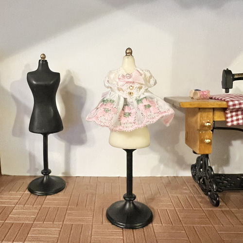 フラワー刺繍ワンピース＊赤ちゃんサイズ(約5cmドール用