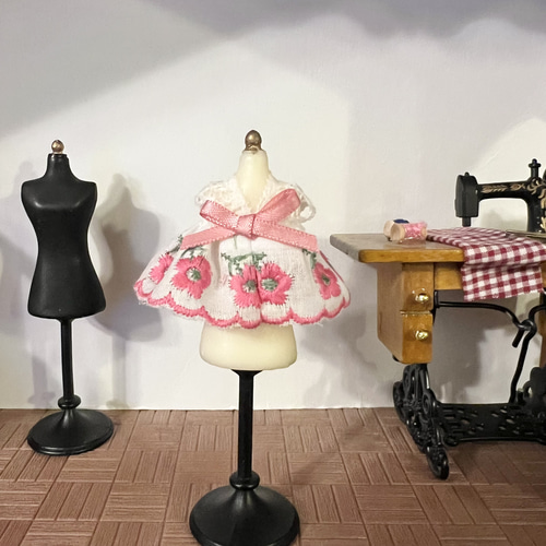 フラワー刺繍ワンピース＊赤ちゃんサイズ(約5cmドール用