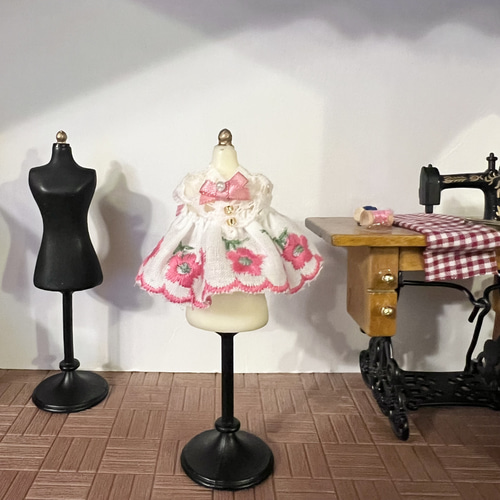 ハンドメイド　ドールワンピース　ワンピース　約90cm(4T) 22センチドール ワンピース ハンドメイド072 - メルカリ