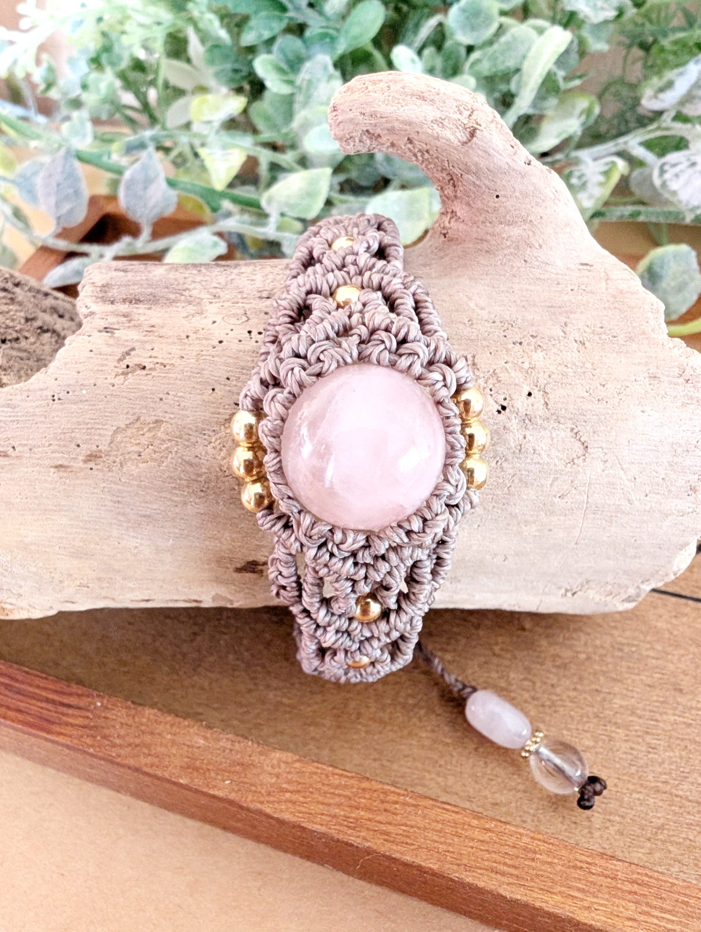 ディープローズクォーツ大玉マクラメブレスレット　ハートのローズクォーツ、水晶　オシャレ、送料無料