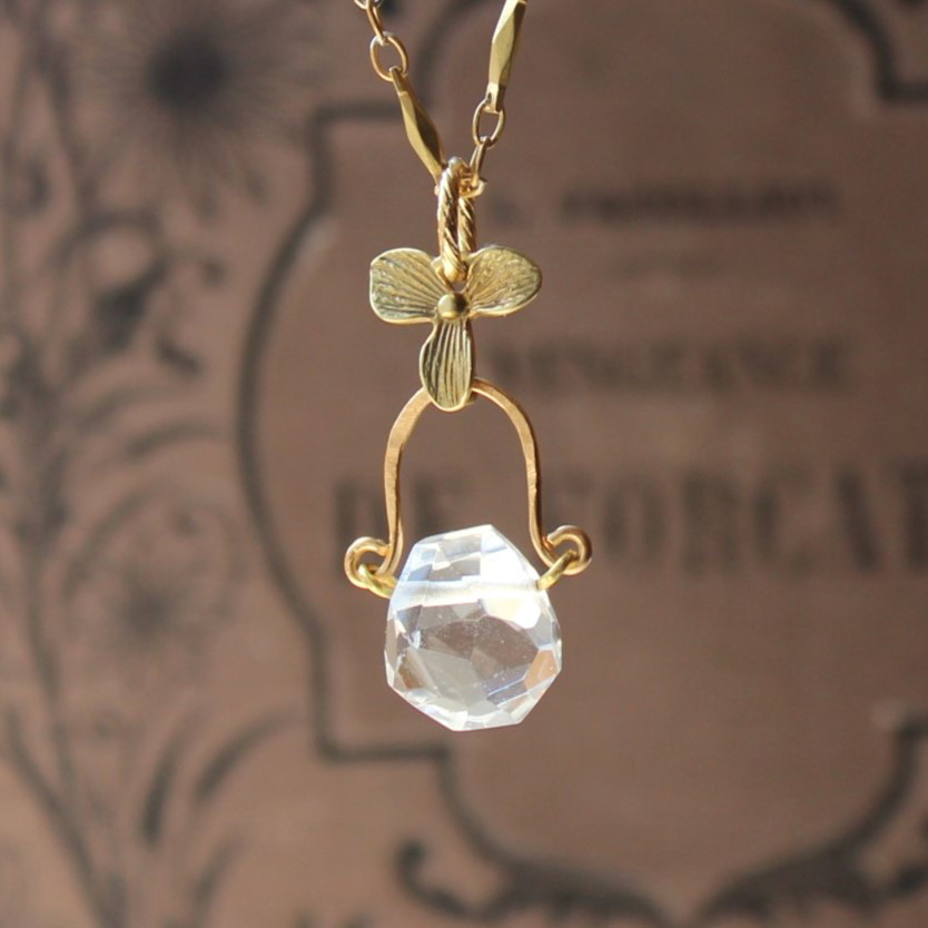 水晶のバッグとスミレの物語　美しい真鍮色　クラシカルなペンダント・ネックレス