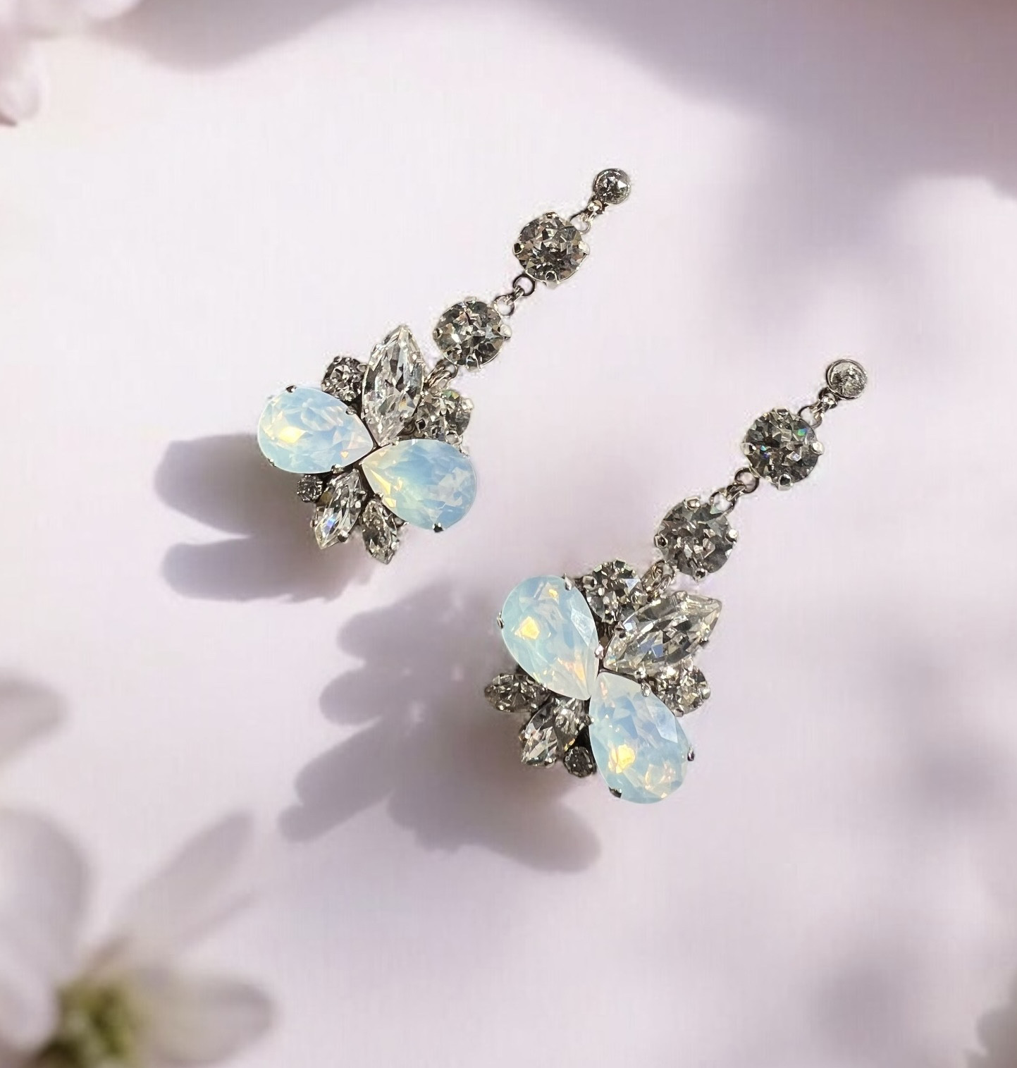 ホワイトオパールとクリスタルのピアス/イヤリング