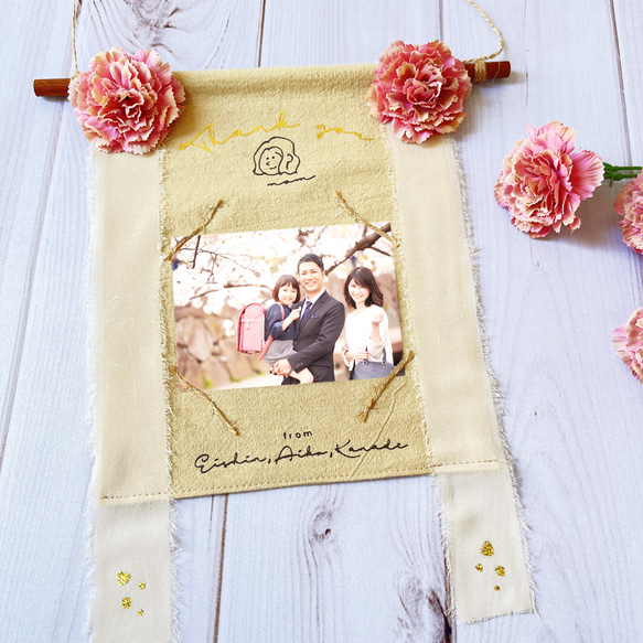 母の日フォトフレームタペストリーwithカーネーション 似顔絵・お名前・メッセージが入れられる♡ 1枚目の画像