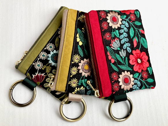 インド刺繍リボン ティッシュケース付きミニポーチ カラビナ付き レッド 7枚目の画像