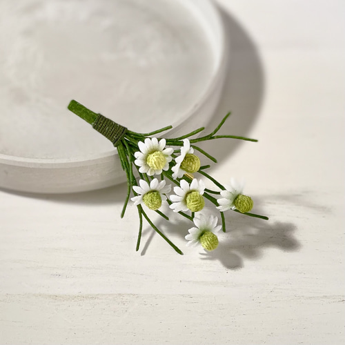 布花リラックス効果のある人気のハーブ、カモミールのブーケブローチ