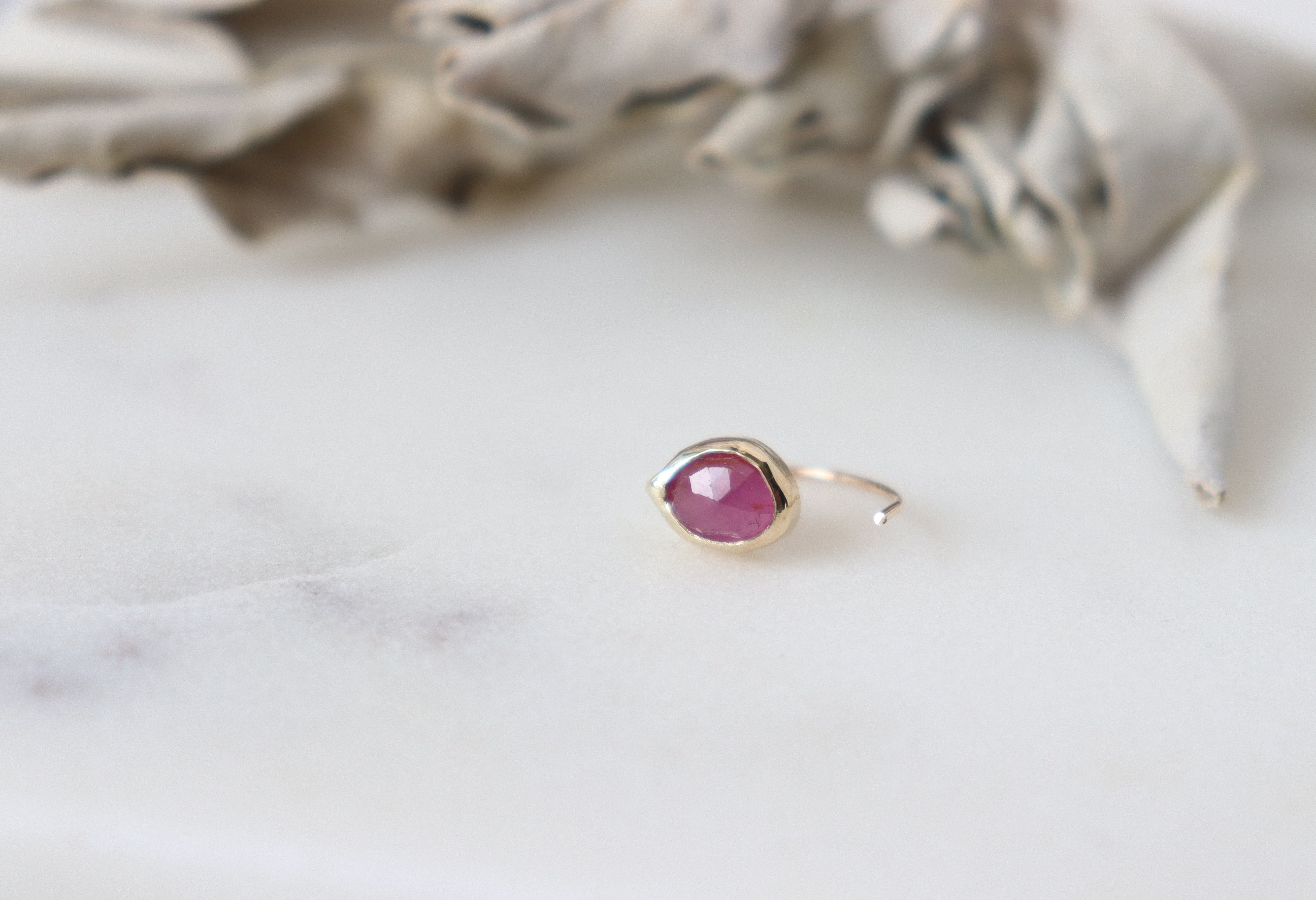 《k10YG》Jolieピアス〜ピンクサファイア/覆輪/片耳用