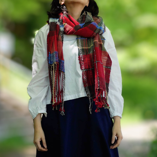 ビターな赤系チェックの手織りコットンマフラー マフラー HOTORI 通販