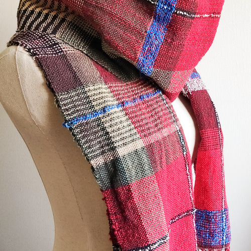 ビターな赤系チェックの手織りコットンマフラー マフラー HOTORI 通販