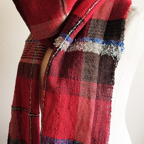 ビターな赤系チェックの手織りコットンマフラー マフラー HOTORI 通販