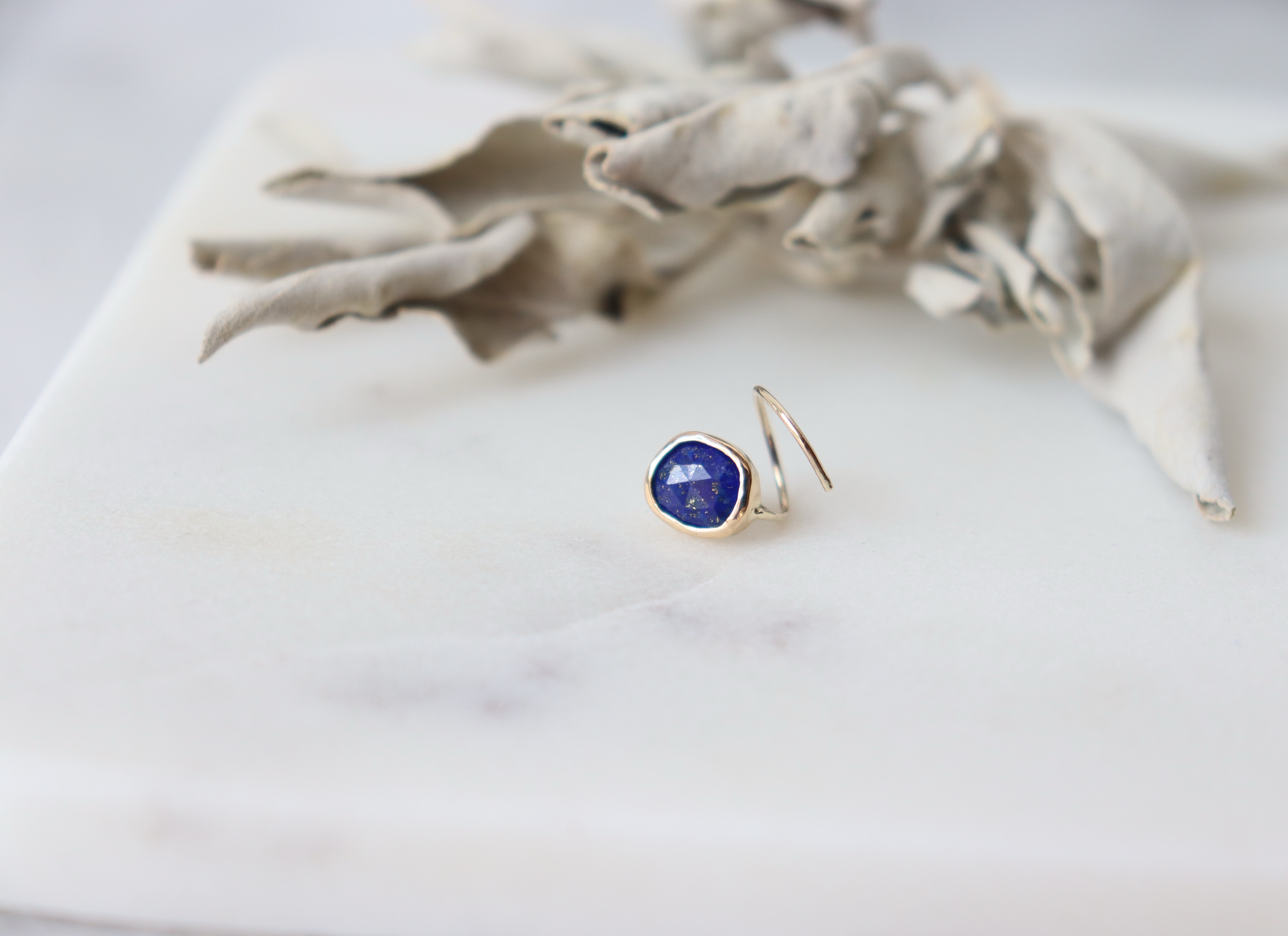 《k10YG》Serpentピアス〜ラピスラズリ/覆輪/片耳用