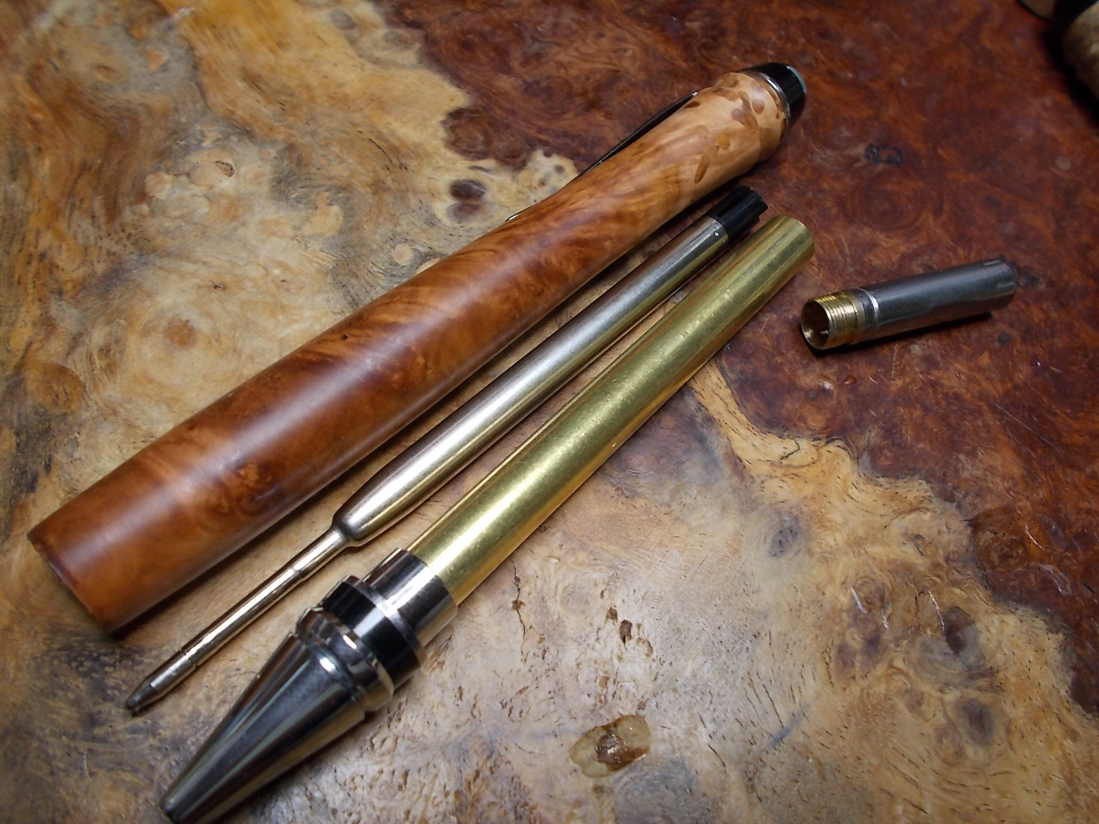 青森県産　リンゴの瘤杢　ワンピースシガーのボールペン　　手作り品！