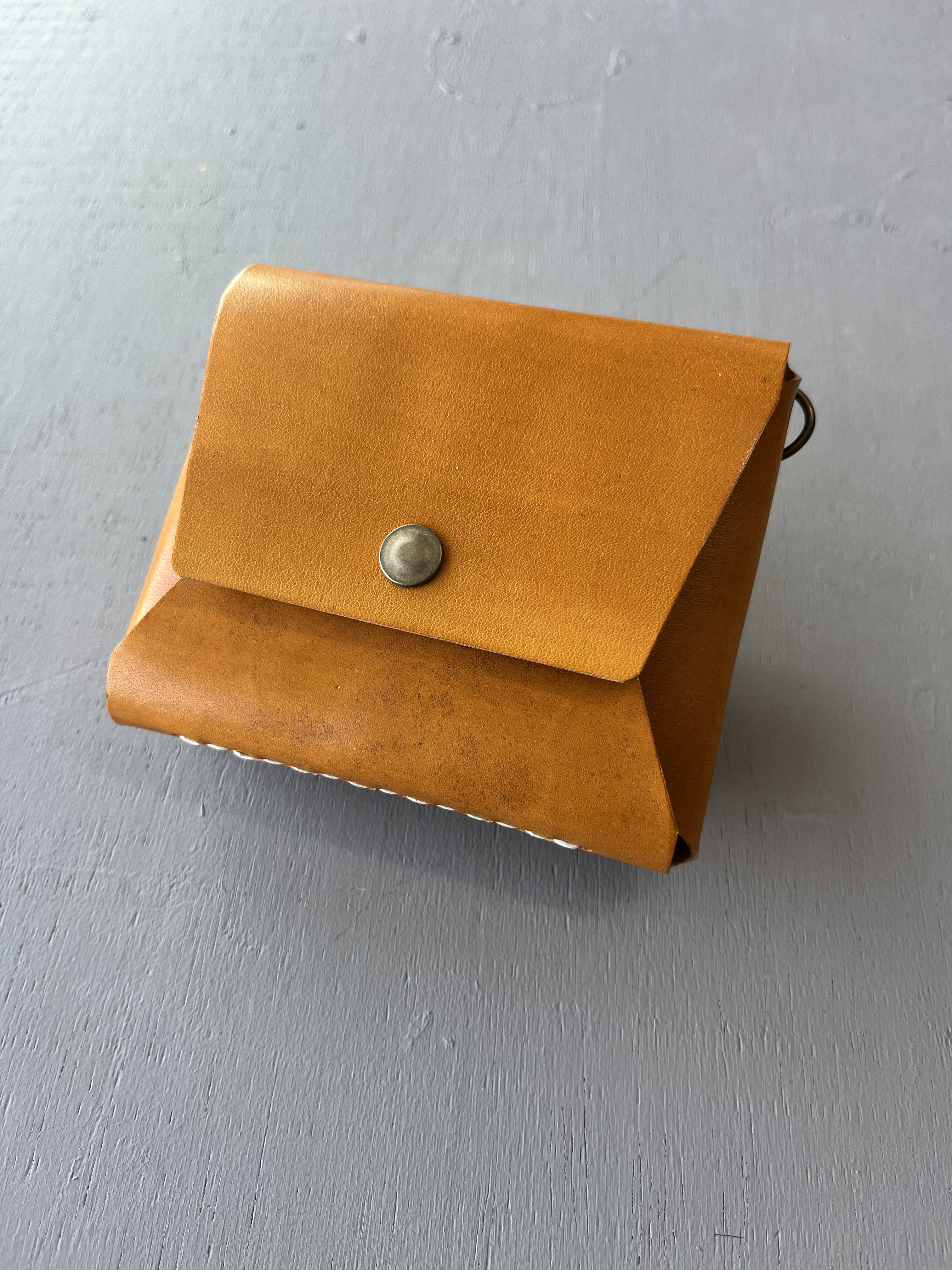 レター型のコンパクトウォレット｜キャメル