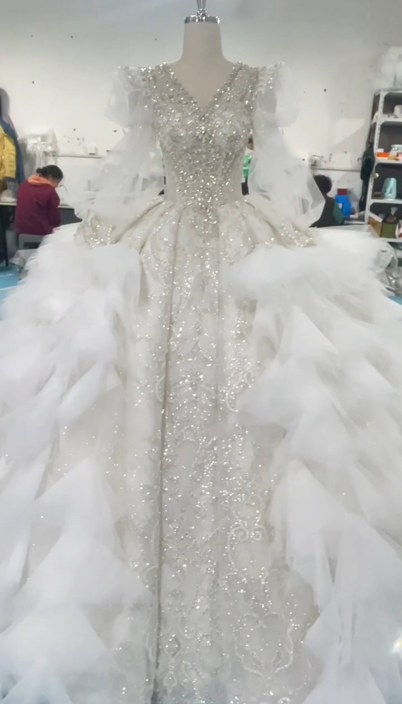 憧れのドレス　たっぷりストーン　目立つ　シースルー袖　パフスリーブ　vネック　編みあげ　ボリューム感お姫様　ブライダル