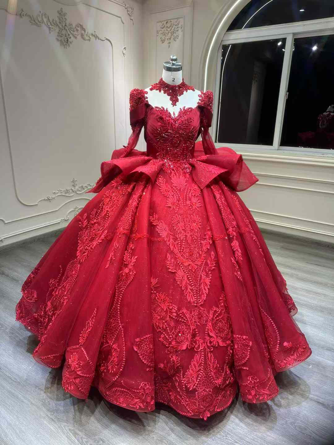上質なドレス　ワインレッド　スクエアネック　長袖　咲き誇る小花レース　フリル　ラッフルスカート　ウェディングドレス二次会