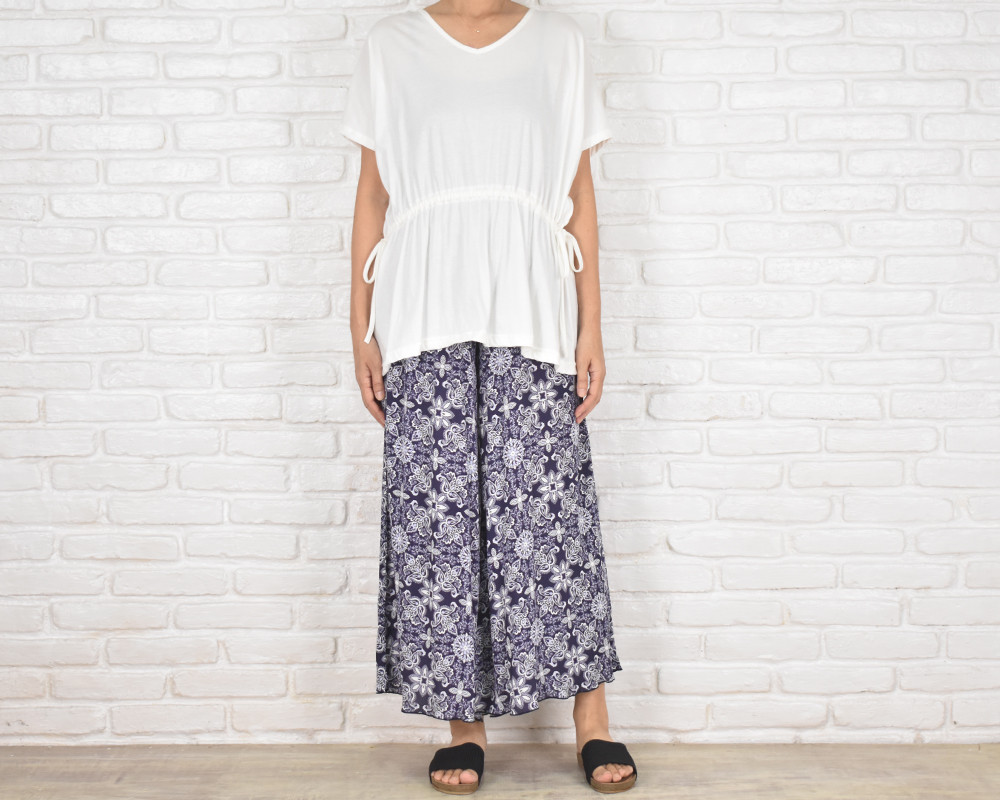 再販！オリエンタルな花柄がかわいい！暑い夏にぴったりの涼しげリラックスワイドフレアパンツ　ネイビー