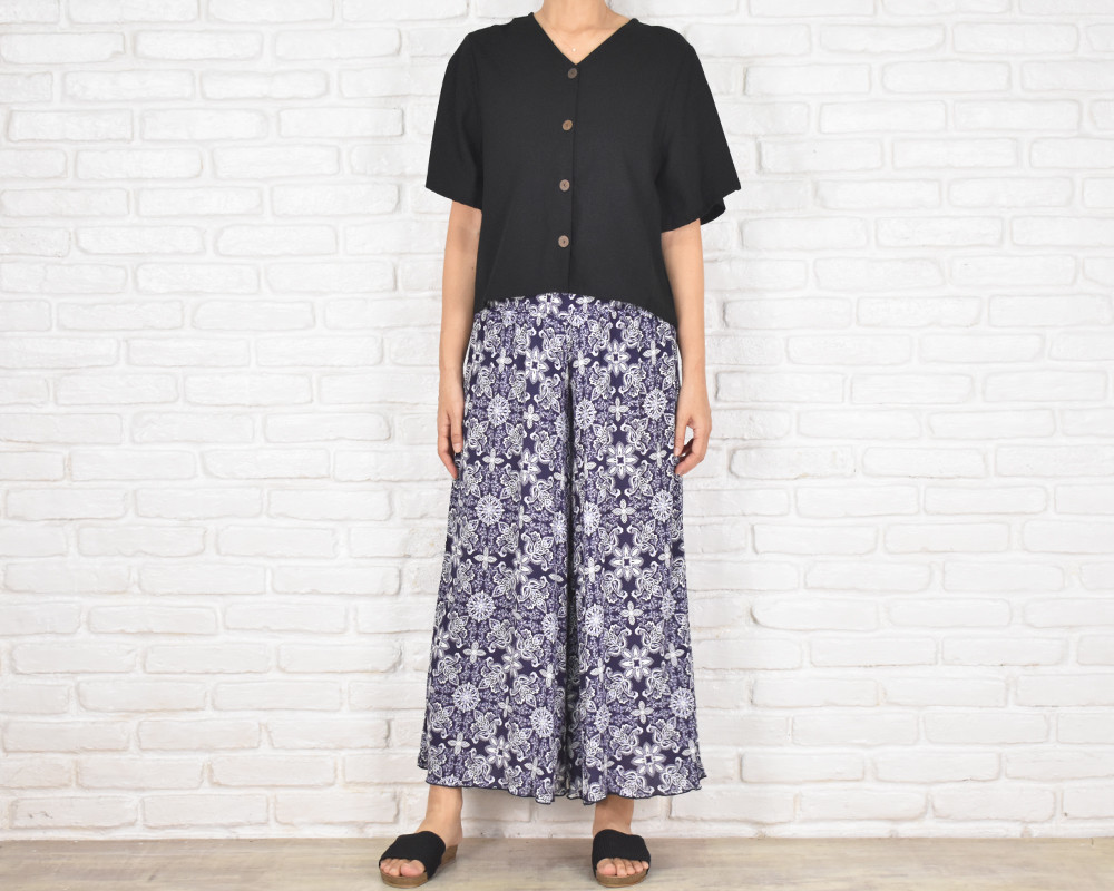 再販！オリエンタルな花柄がかわいい！暑い夏にぴったりの涼しげリラックスワイドフレアパンツ　ネイビー