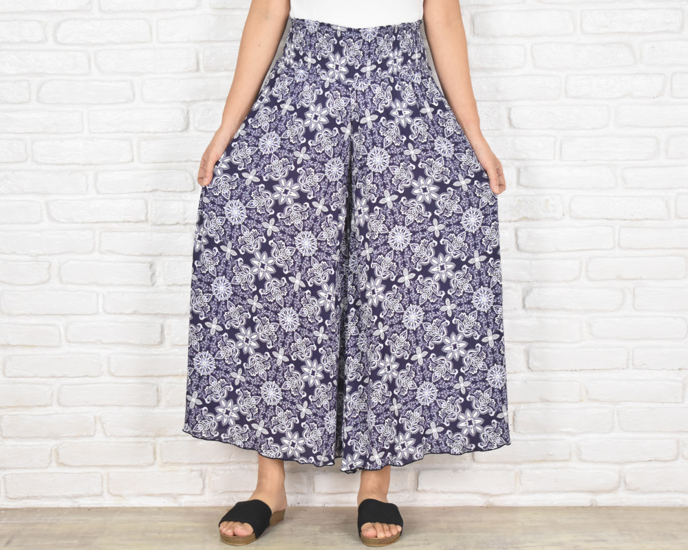再販！オリエンタルな花柄がかわいい！暑い夏にぴったりの涼しげリラックスワイドフレアパンツ　ネイビー