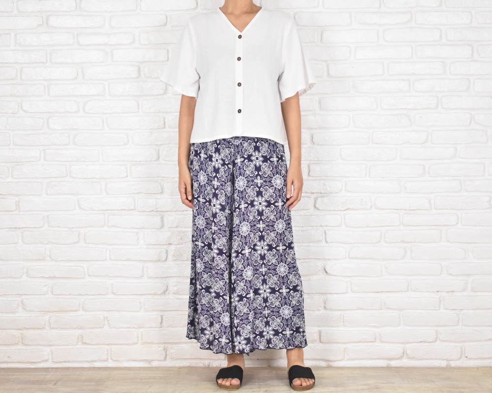 再販！オリエンタルな花柄がかわいい！暑い夏にぴったりの涼しげリラックスワイドフレアパンツ　ネイビー