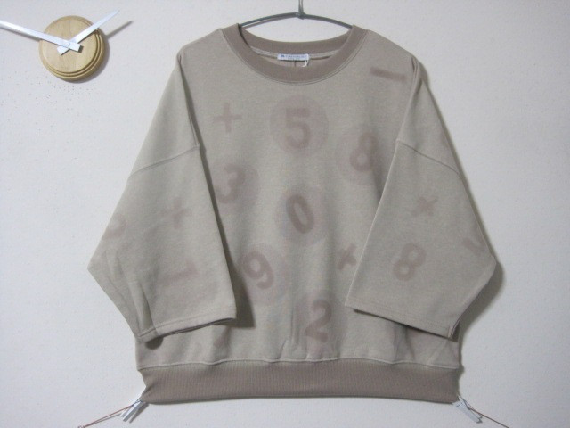 1点　消え入り【電卓ナンバー】5分袖パイルトレーナー　ベージュ　　シンプル／アイボリー／上品
