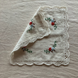 花の刺繍　コットンリネン  手刺繍とレースのクロス　マルチカバー　ドイリー 2枚目の画像